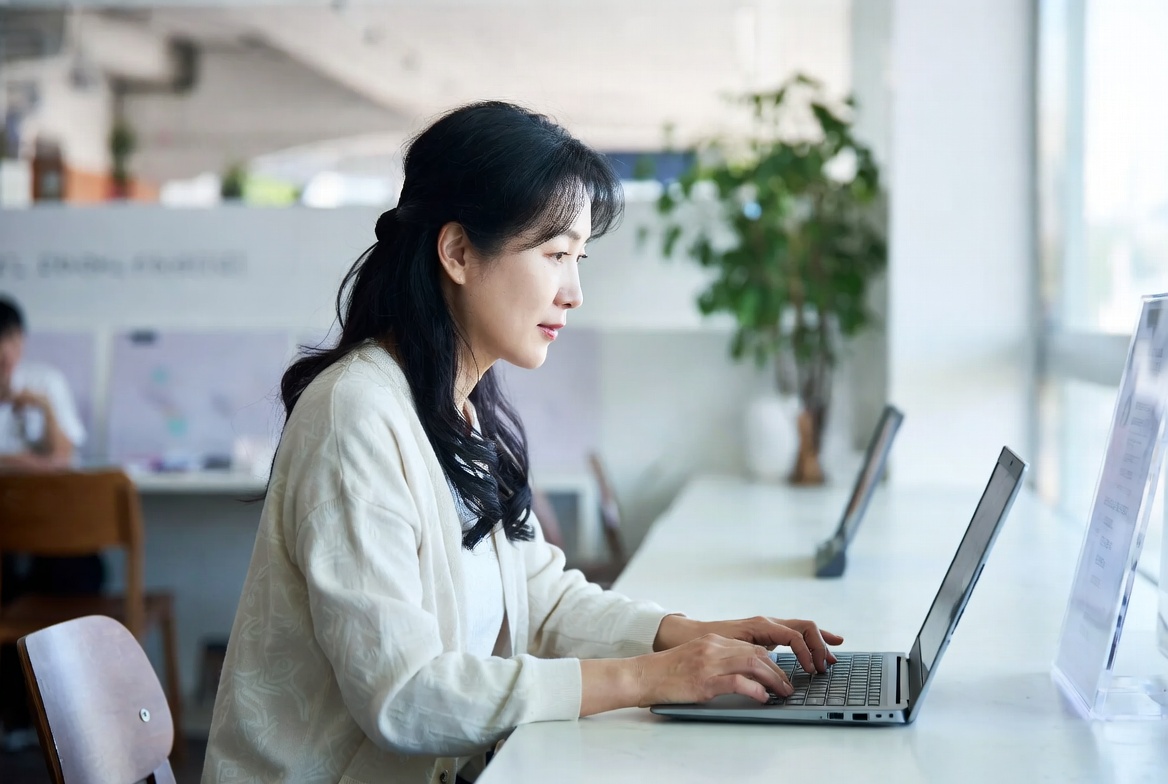 밝은 카페에서 노트북으로 혼인 증여재산공제 요건과 자금 계획을 확인하는 장면