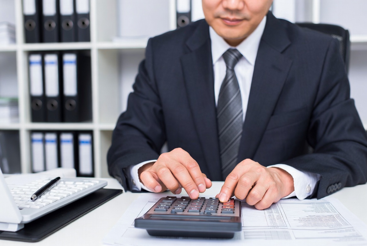 세무사 상담실에서 감정평가서 및 법정 이자율을 바탕으로 거래가액의 시가를 계산하는 모습