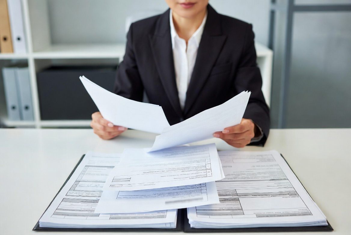 금융기관 창구에서 자산관리사와 함께 해외주식 양도소득세 신고서류 및 증여세 공제 한도를 검토하는 모습